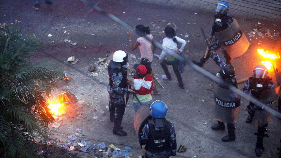 I BEREDSKAP: Sikkerhetsstyrker p� vakt ved den brasilianske ambassaden i Honduras. Foto: ESTEBAN FELIX/AP/SCANPIX