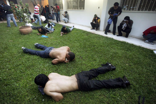 T�REGASS: Zelaya-tro demonstranter fors�ker � skjerme seg mot t�regassen. Foto: EDGARD GARRIDO/REUTERS/SCANPIX