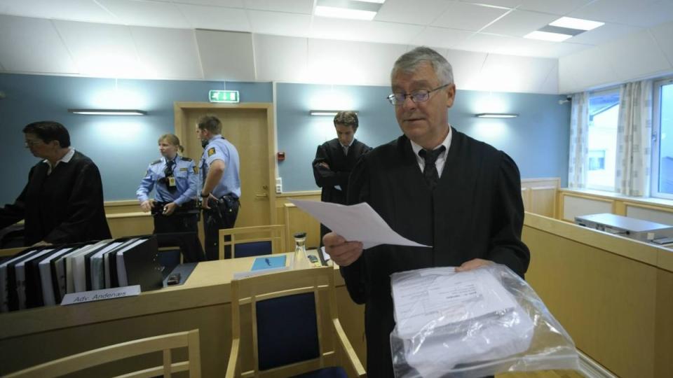 I RETTEN I DAG: Statsadvokat Kristian Nicolaisen la blant annet fram en tekstmelding en av de tiltalte sendte til en venninne i forkant av voldsepisoden. I bakgrunnen: Forsvarerne Ellen Holager Anden�s og Petar Sekulic. Foto: John Terje Pedersen/Dagbladet