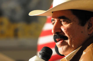 GJEMMER SEG: Honduras' avsatte president Manuel Zelaya har s�kt tilflukt i Brasils ambassade etter at han kom tilbake til hjemlandet i g�r. Foto: ORLANDO SIERRA/AFP/SCANPIX