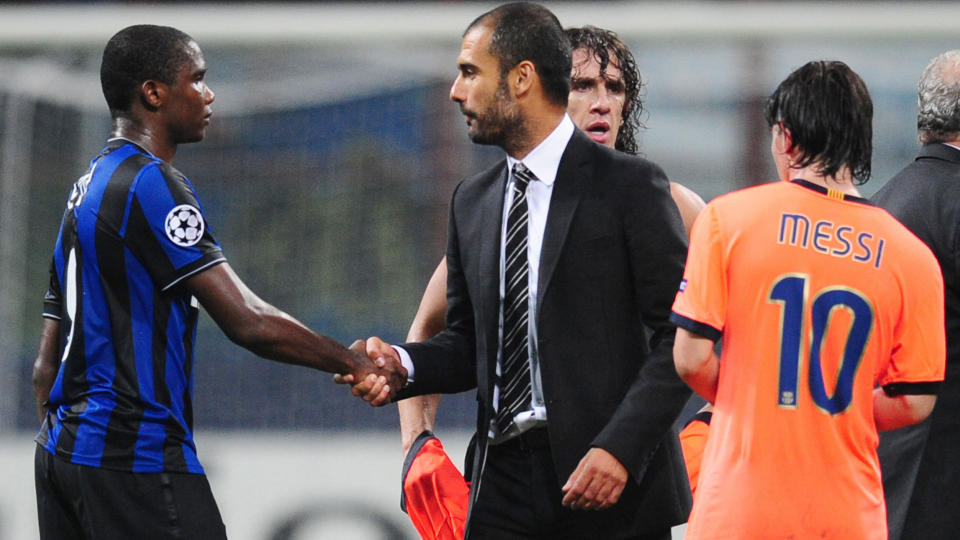 GAMLESJEFEN: Her hilser Samuel Eto'o p� gamlesjefen i Barcelona, Josep Gardiola, treneren som heller ville ha Zlatan p� laget. Champions League-m�tet mellom Inter og Barca endte m�ll�st. Foto: AFP/Christophe Simon