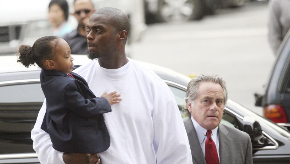 M� I FENGSEL: Plaxico Burress ankom Manhattan Criminal Court sammen med s�nne Elijah og forsvarer Benjamin Brafman. N� er Burress d�mt til to �rs fengsel for ulovlig v�penbesittelse etter � ha skutt seg selv i beinet. Foto: REUTERS/Patrick Andrade/Scanpix