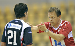 FOR ET SKUDD: Landslagssjef Thorir Hergeirsson mener Anja Hedin har snert og t�ffhet som en herrespiller n�r det gjelder skudd. Foto: Claus Fisker / SCANPIX
