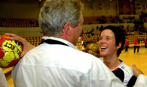 GRATULASJONER: TV 2-ekspert og hjelpetrener i Storhamar Bent Svele gir Anja Edin gratulasjonsklemmen. Foto: STIAN HARALDSEN
