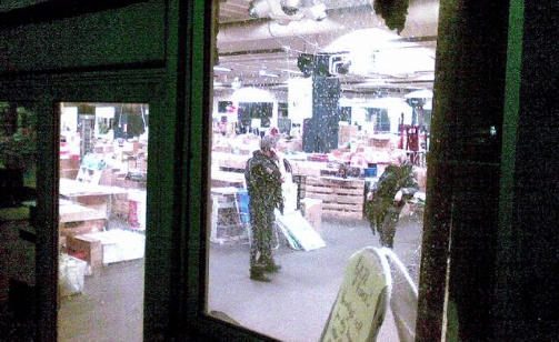 ETTERFORSKNING: Politiet er p� plass med flere patruljer. MMS-foto: TOR ERIK MATHISEN/DAGBLADET