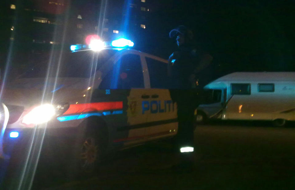 POLITIJAKT I TETTBEBODD OMR�DE: Politiet har tatt oppstilling flere steder i R�dtvet-omr�det. MMS-foto: HARALD S. KLUNGTVEIT