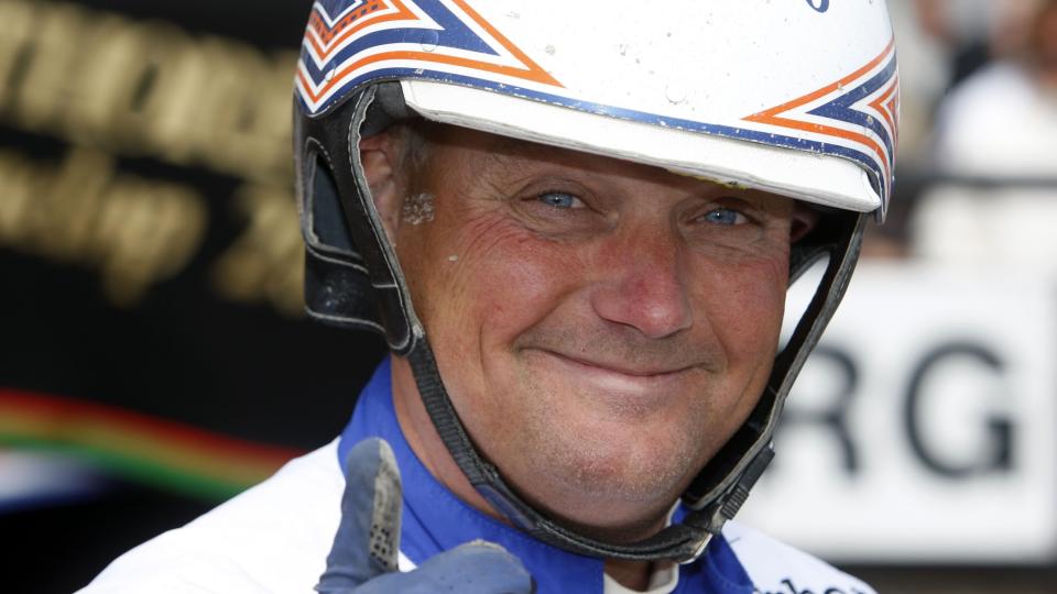 TOMMELEN OPP FOR V�RMELDINGA. Kusk og trener Per Oleg Midtfjeld satser p� at god v�rmelding gir seier med Cromwell. Foto: HESTEGUIDEN.COM.