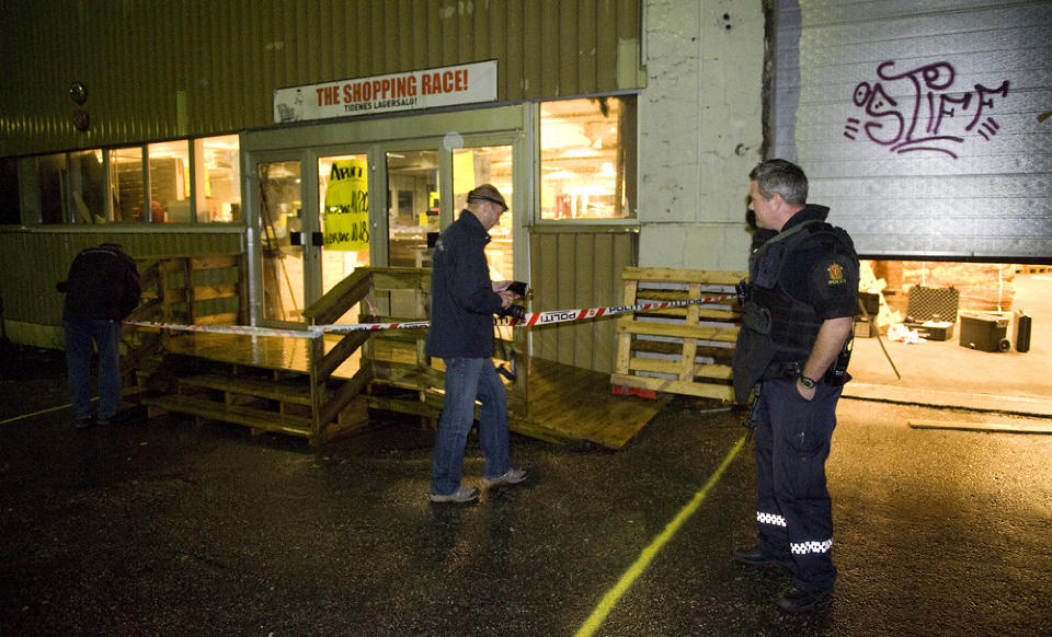 ETTERSPILL: Politifolk fra Bergen s�r politistasjon og operasjonssentralen i Hordaland politidistrikt deltar i etterforskningen av det v�pnede ranet: Foto: TOR ERIK MATHISEN/DAGBLADET