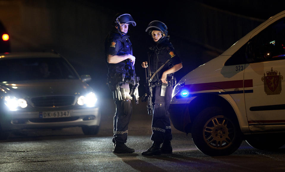 V�PNET: Politiet tok alle forholdsregler i jakten p� den v�pnede mannen - som ved midnatt fortsatt ikke var tatt. Foto: AGNETE BRUN/DAGBLADET