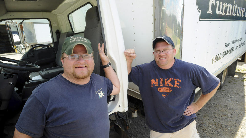 SKILT SOM BARN:  Gary Nisbet (35) til h�yre og Randy Joubert (36) flyttet m�bler i samme selskap da de fant ut at de var br�dre. Foto: AP Photo/The Bangor Daily News, Gabor Degre/Scanpix