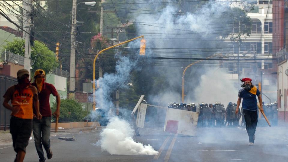 SAMMENST�T:  Tilhengere av den avsatte presidenten flykter fra sikkerhetspolitiet under sammenst�t i n�rheten av Brasils ambassade i Honduras hovedstad Tegucigalpa i g�r. Foto: AP Photo/Fernando Antonio/Scanpix