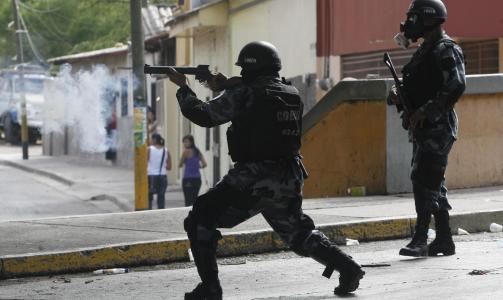 SKYTER T�REGASS:  T�regass, k�ller og vannkanoner ble tatt i bruk mot demonstrantene. Flere hundre skal v�re arrestert. Foto: REUTERS/Oswaldo Rivas/Scanpix