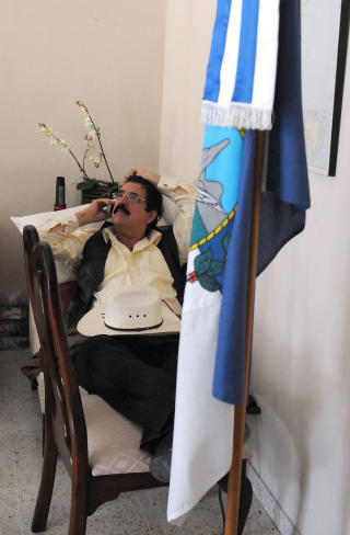 TILFLUKT VED AMBASSADE:  Honduras avsatte president Manual Zelaya har s�kt tilflukt ved Brasils ambassade i Tegucigalpa. Han vil bli arrestert hvis han forlater ambassaden. Foto:  AFP   PHOTO/Orlando Sierra/Scanpix