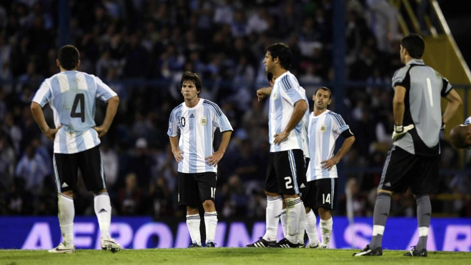 SLITER MED � KOMME TIL VM: Her depper Lionel Messi (tr�ye nummer 10) og Argentina-spillerne etter tapet mot Brasil 5. september. Foto: REUTERS/Marcos Brindicci