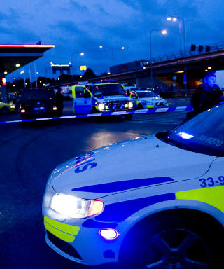 GODT ORGANISERT: En verditransportsentral i V�stberga utenfor Stockholm ble i l�pet av morgentimene i dag utsatt for et spektakul�rt ran. If�lge politiet og vitner ble sekker med penger heist opp til et helikopter som landet p� taket av sentralen. Foto: Pontus Lundahl/SCANPIX