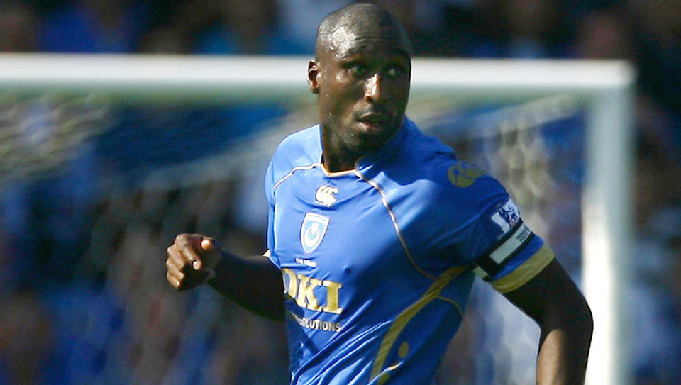 SA FARVEL TIL NOTTS COUNTY: Sol Campbell skal ha bedt om � f� g� fra sin nye klubb. Her i Pompey-drakt, med kapteinsbindet. Foto: AP/Tom Hevezi