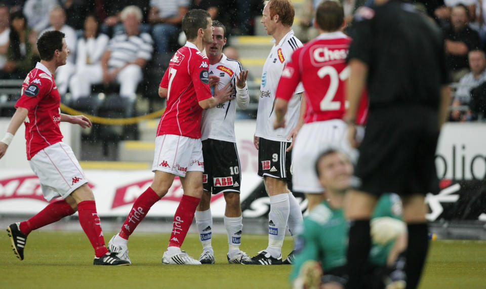 KONTROVERSIELT M�L: Odds Peter Kovacs (hvit, t.h.) og Magnus Lekven blir m�tt av rasende Brann-spillere; Eirik Bakke (t.v.) og Kristjan Sigurdsson (t.h.). Dette etter at Branns m�lvakt H�kon Opdal (foran) skadet seg og lot Kovacs sette inn 2-0 til Odd under kvartfinalen i cupen.Foto: Stian Lysberg Solum, Scanpix