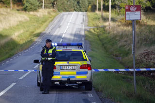 SPERRET AV: Politet sperret veien ved Myttingen helikopterbase p� V�rmd�. Foto: Pontus Lundahl / Scanpix