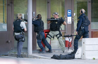 POLITIAKSJON: En pengetransportsentral i V�stberga utenfor Stockholm ble tidlig onsdag morgen utsatt for et spektakul�rt ran.
If�lge politiet og vitner ble sekker med penger heist opp til et helikopter som landet p� taket av sentralen. Her tar politiet seg inn i sentralen.


Foto: Pontus Lundahl / Scanpix
