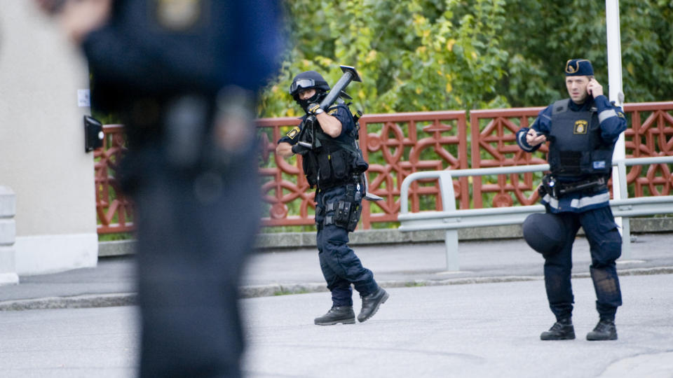 RAN: En pengetransportsentral i V�stberga utenfor Stockholm ble tidlig onsdag morgen utsatt for et spektakul�rt ran.
If�lge politiet og vitner ble sekker med penger heist opp til et helikopter som landet p� taket av sentralen. Foto: Pontus Lundahl/Scanpix