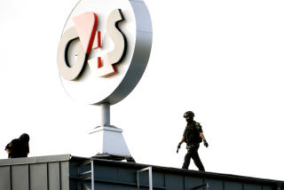 JOBBER P� �STEDET: If�lge politiet og vitner ble sekker med penger heist opp til et helikopter som landet p� taket av sentralen. Her tar politiet seg inn i sentralen.


Foto: Pontus Lundahl / Scanpix