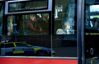 REDDE: En pengetransportsentral i V�stberga utenfor Stockholm ble tidlig onsdag morgen utsatt for et spektakul�rt ran.
If�lge politiet og vitner ble sekker med penger heist opp til et helikopter som landet p� taket av sentralen. Politiet samlet de som var p� jobb i sentralen under ranet i en buss.

Foto: Pontus Lundahl / Scanpix
