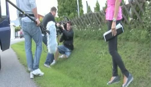 SLAG: Det gikk spesielt hardt utover fotografen Jonas Ruud. Flere ganger fors�kte entrepren�ren � �delegge kameraet. Foto: TV 3.