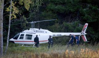 FLYKTET I HELIKOPTER: Politiet fant helikopteret etter kort tid, men brorparten av ranerne er fortsatt p� frifot. Foto: EPA/MAJA SUSLIN/Scanpix