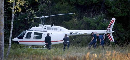 SPEKTAKUL�RT: Helikopteret ble funnet i Arvinga utenfor Stockholm. Men ranerne er fortsatt p� frifot. �Rosa Panter�-ligaen fra eks-Jugoslavia mistenkes n� for�  st� bak. Foto: EPA/MAJA SUSLIN/Scanpix