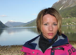 TRENINGSINSTRUKT�R: - Bare muskler, forteller Kristin om sin konkurrent Lene Hansen (26). Foto: TVNorge