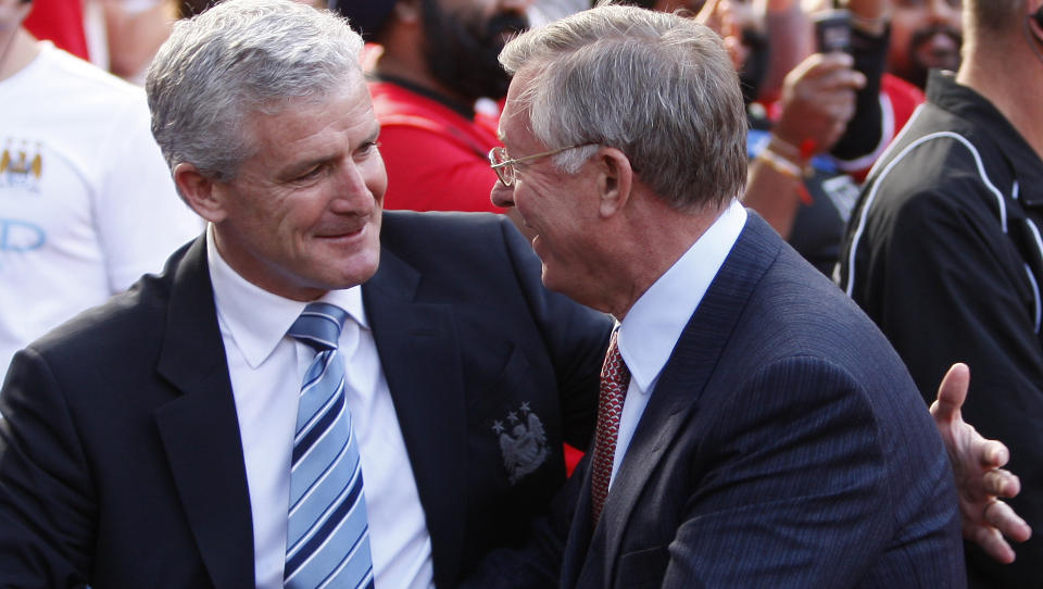 VENNLIGE NABOER: Det var en god tone mellom Mark Hughes og Alex Ferguson f�r kampen s�ndag. City-sjefen mistenker n� at United ser p� City som en ekte rival. Foto: AP/Jon Super