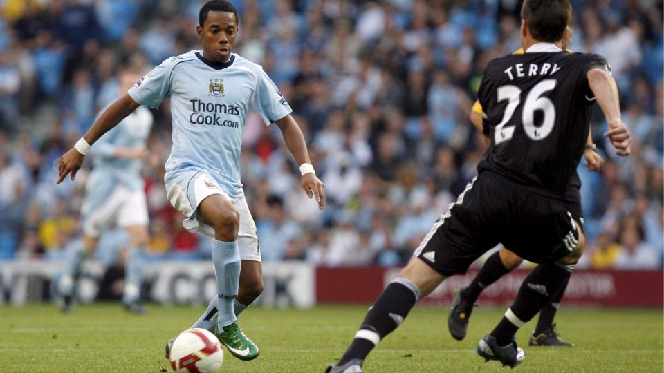 PREMIER LEAGUE-M�TET: Manchester City- og Brasil-spiss Robinho f�r bryne seg mot England-kaptein John Terry n�r landslagene m�tes. Foto: AP