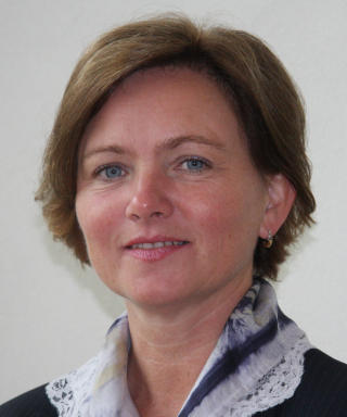 - KAST PRODUKTENE! Elisabeth Morthen ber forbrukere som har kj�pt Tines lettr�mme og Yoghurt merket med M-123 26.10 om � kaste dem. Foto: Tine
