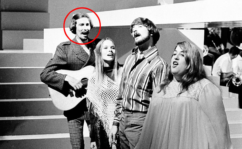 FINE SANGER, HARDT LIV: The Mamas & the Papas under en TV-opptreden i 1966. F.v. �Papa� John Phillips, hans dav�rende kone Michelle Phillips, Denny Doherty og �Mama� Cass Elliott. Gruppa hadde et uskyldig image, men bak kulissene skjulte det seg stoffmisbruk og utroskap. John Phillips d�de av hjertesvikt i 2001, Doherty av forst�rret hovedpuls�re i 2007 og Cass av hjertestans i 1974. Foto: AP/SCANPIX