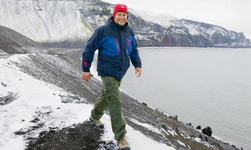 P� JAN MAYEN: Olje- og energiminister Terje Riis-Johansen under onsdagens bes�k p� Jan Mayen. Bes�ket er en del av �pningsprosessen for havomr�dene rundt den arktikse �ya. Foto: Heiko Junge/SCANPIX