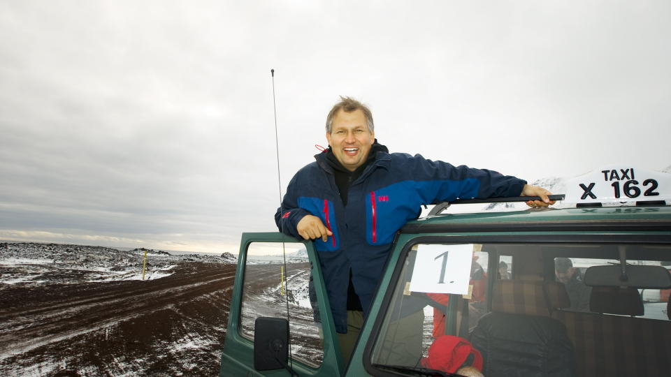 HAR OLJEANSVARET: Olje- og energiminister Terje Riis-Johansen under onsdagens bes�k p� Jan Mayen. Bes�ket er en del av �pningsprosessen for havomr�dene rundt den arktiske �ya.
Foto: Heiko Junge/SCANPIX