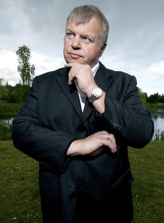 VIL SPARE SAMFUNNET: Helseminister Bjarne H�kon Hanssen (Ap) er av oppfatningen at tidligere skjenkestopp drastisk vil redusere fyllevolden p� byen, og dermed samfunnets omkostninger. Foto: HENNING LILLEG�RD/DAGBLADET