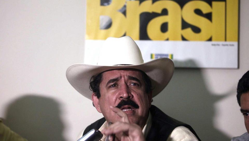 VIL PRATE: Den styrtede Manuel Zelaya snakket med pressen fra den brasilianske ambassaden i Honduras. Bildet er fra i dag. Foto: EPA/SCANPIX