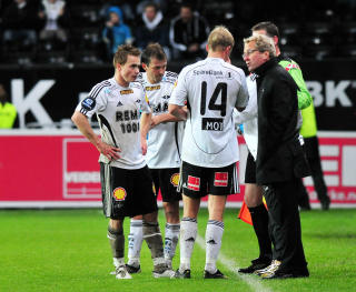P� SPILLERJAKT: Hamr�n bekrefter at RBK er i dialog med TIL om spissen Morten Moldskred. Her snakker svensken med spillerne under g�rsdagens kamp. Foto: Ned Alley / Scanpix