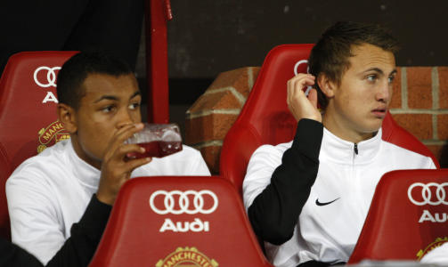 NY NORSK DUO: Joshua King (t.v.) og Magnus Wolff Eikrem p� benken for United. Foto: Jon Super, AP/Scanpix