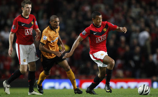 SCORET TO: Her debuterer Joshua King (t.h.) for a-laget til United mot Wolverhampton i ligacupen forrige onsdag. I kveld scoret han to for reservene. Foto: Jon Super, AP/Scanpix