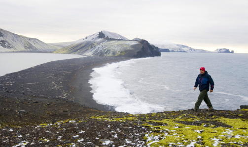 OLJE I NORD: - Etter dette klimatoppm�tet kommer Norge til � m�tte forsvare oljeiveren i Arktis, Barentshavet, Lofoten og Vester�len, tror Lars Haltbrekken i Naturvernforbundet. Her Terje Riis-Johansen p� befaring p� Jan Mayen n� i h�st. Foto: Heiko Junge / SCANPIX