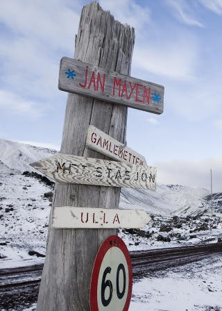 IKKE MYE: Veiskiltene p� Jan Mayen kan oppleves som overfl�dige. Men i framtida kan �ya bli sentrum for et nytt olje- og gasseventyr med store installasjoner. 
Foto: Heiko Junge / Scanpix