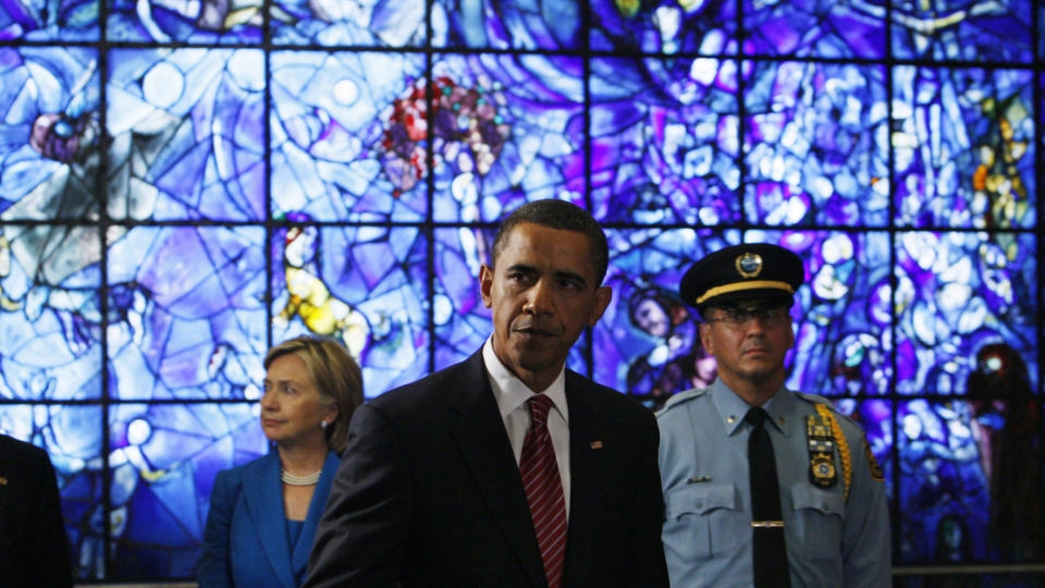 TILBAKE I VARMEN:  - De som pleide � kritisere USA for � handle alene i verden m� ikke n� sitte og se p�, og vente at vi skal redde verden alene, sa en offensiv Barack Obama under g�rsdagens generalforsamling i FN. I bakgrunnen utenriksminister Hillary Clinton. Foto: Ap/Scanpix