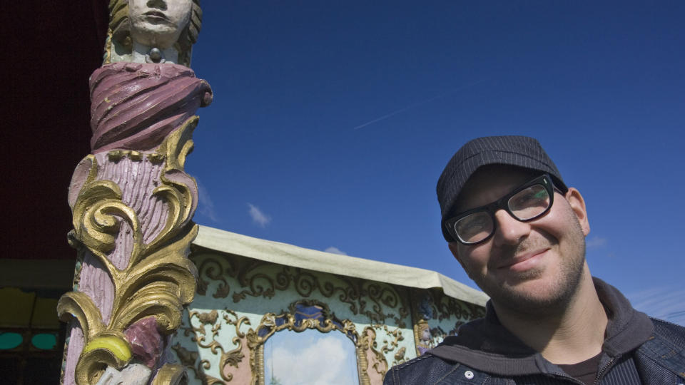 ADVARER: Cory Doctorow mener urimelige lisensavtaler og kopisperrer signaliserer til forbrukerne at underholdningsindustrien mener de ikke er til � stole p�. Foto: SCANPIX