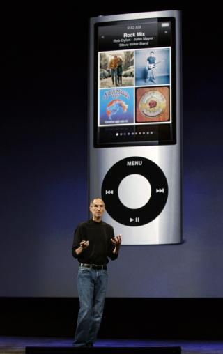 DIGITALE RETTIGHETER:: Hvis du kj�per musikk fra Apple-tjenesten iTunes, er den din &mdash; men kan du gj�re hva du vil med den? Her Apple-sjef Steve Jobs med iTunes i bakgrunnen. 
Foto: SCANPIX