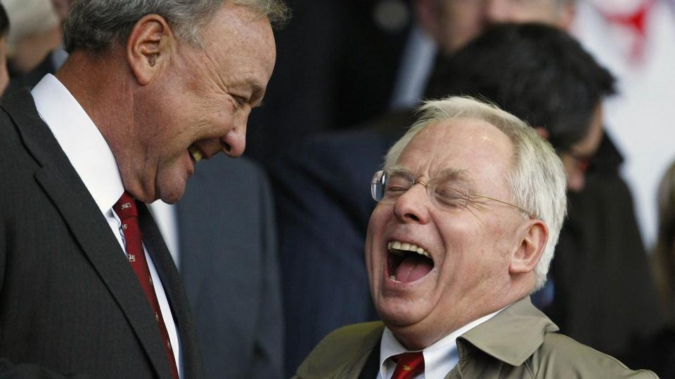 TIL SALGS: Tom Hicks (t.v) og George Gillett har g�tt med p� � selge Liverpool etter tre og et halvt �rs eierskap, men de n�yer seg ikke med smuler. Foto: REUTERS/Phil Noble