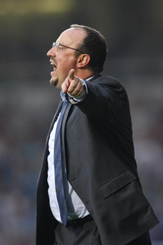 M� SELGE FOR � KJ�PE? Rafael Benitez gikk i pluss p� kj�p og salg i sommer, men da er ikke nye kontrakter til flere n�kkelspillere regnet med. Foto: AP/Sang Tan