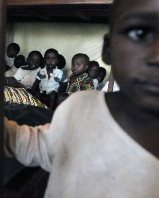 FORLATTE BARN: Disse barna bor p� et barnehjem i Bunia i Kongo. Mange av foreldrene er drept av militsene i omr�det. AFP/LIONEL HEALING
