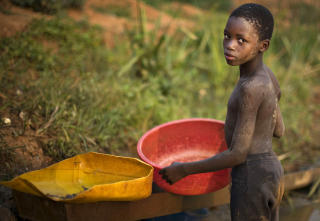 ENORME NATURRESSURSER: En gutt leter etter gull i Ituri-distriket i Kongo. Militser har i mange �r kjempet om naturressursene i omr�det og beg�tt grusomme ovvergrep mot sivile. Foto: REUTERS/Finbarr O'Reilly